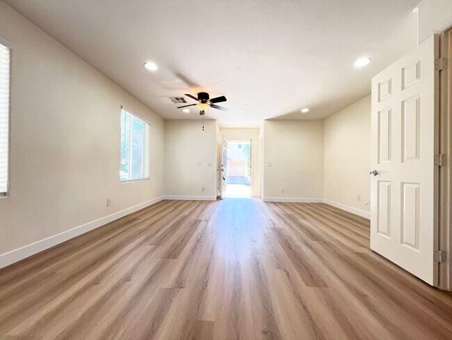 Foto del edificio - Bright & Spacious 3-Bedroom Rental in Hend...