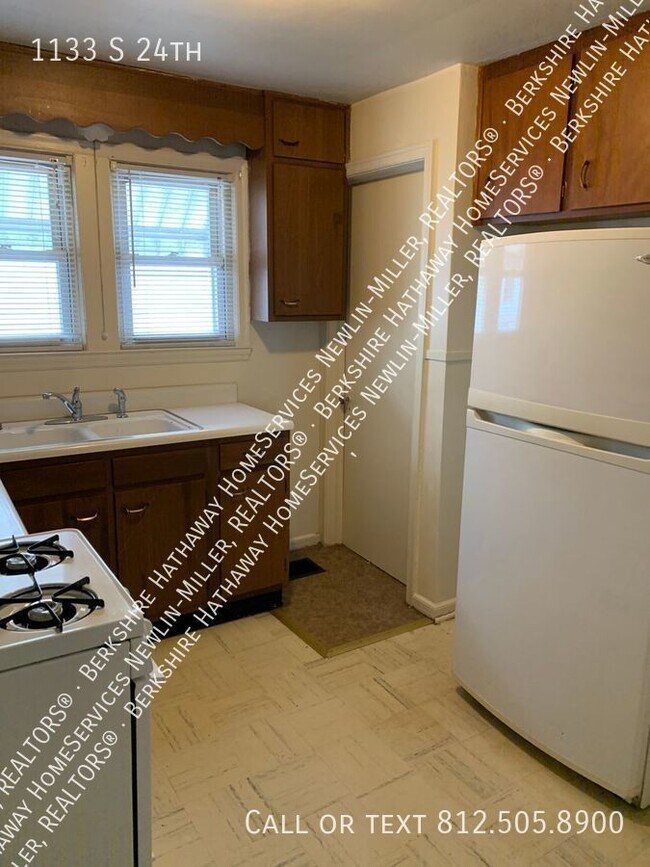 Building Photo - Take a look at this adorable 2 bed Home.