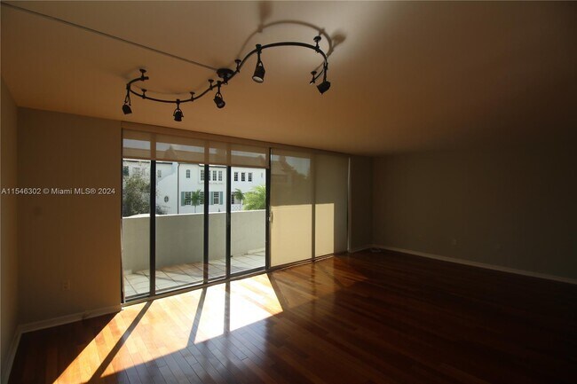 Building Photo - 441 Valencia Ave