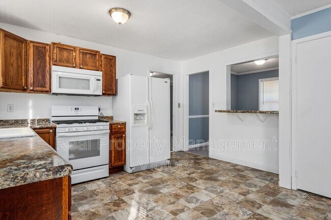 Building Photo - 833 Candy Ln NE