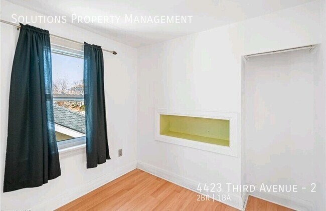 Photo du bâtiment - **Cute 2 Bedroom Upper Floor Unit in Matur...