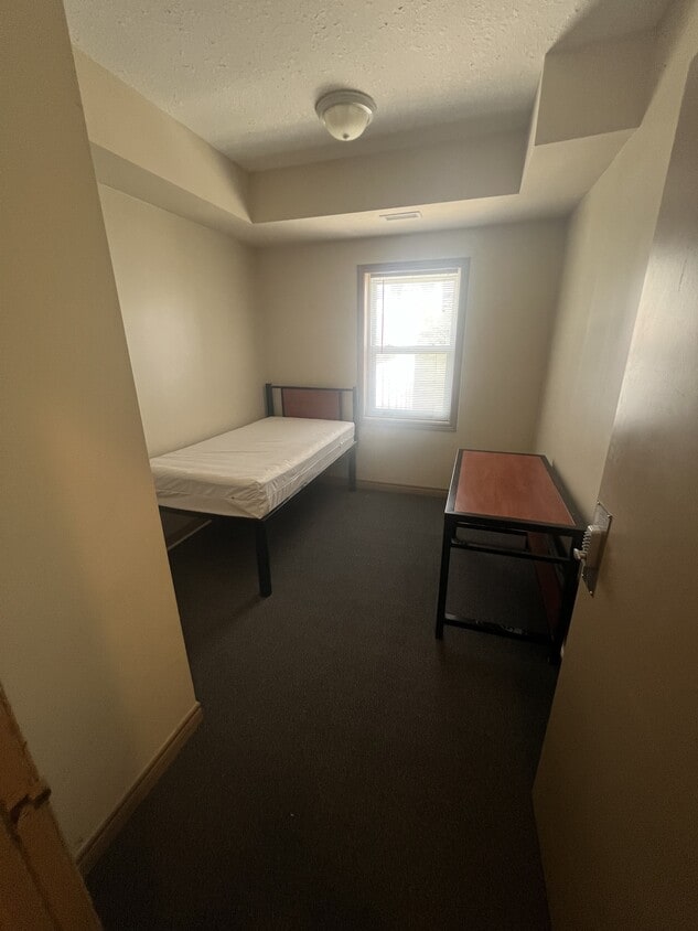 Photo principale - 606-606 Lester St