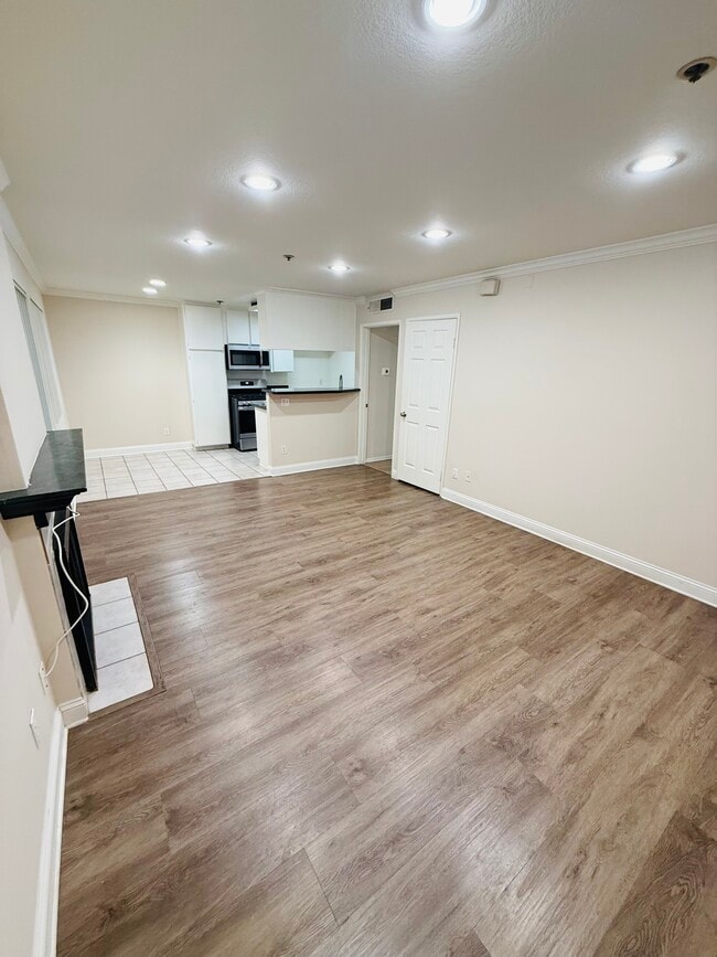 Building Photo - 15040 Moorpark St