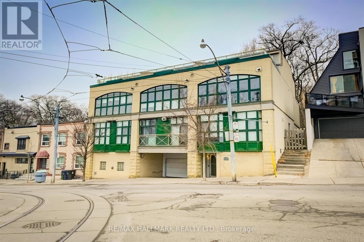 Primary Photo - 2362-2362 Queen St E