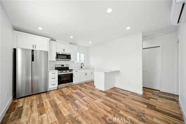 Building Photo - 521 W 78th St