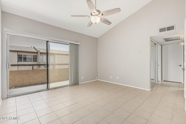 Foto del edificio - 8055 Thomas Rd