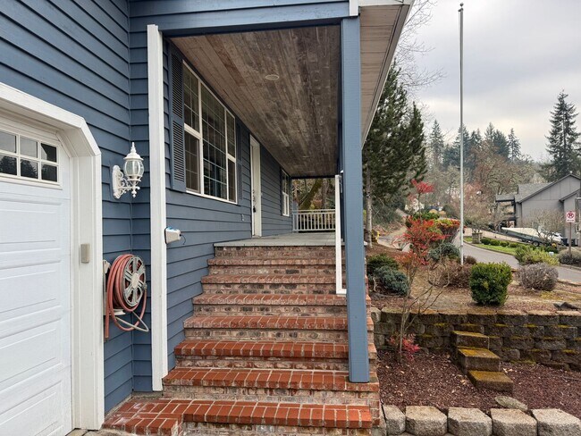 Foto del edificio - Beautiful large house in the South Hills!  $1,000 OFF YOUR FIRST MONTH'S RENT!