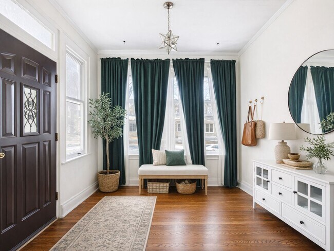 Foto del edificio - GORGEOUS 4 BEDROOM UNIVERSITY CITY/SPRUCE HILL TOWNHOUSE WITH GARAGE + EXTRA PARKING SPOT