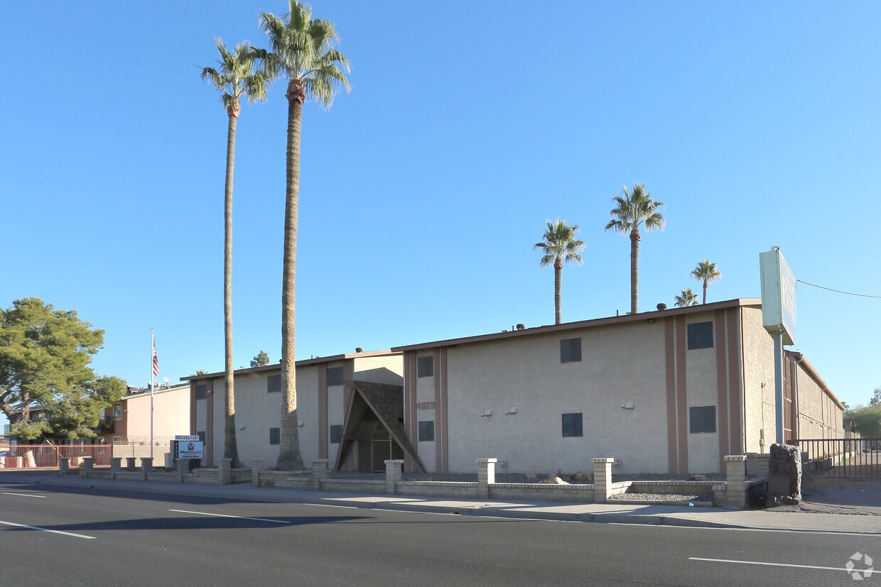 Phoenix West Apartments in Phoenix, AZ