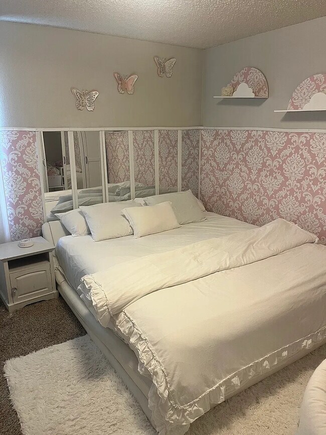 Foto del edificio - Room in House on Hunters Creek Dr