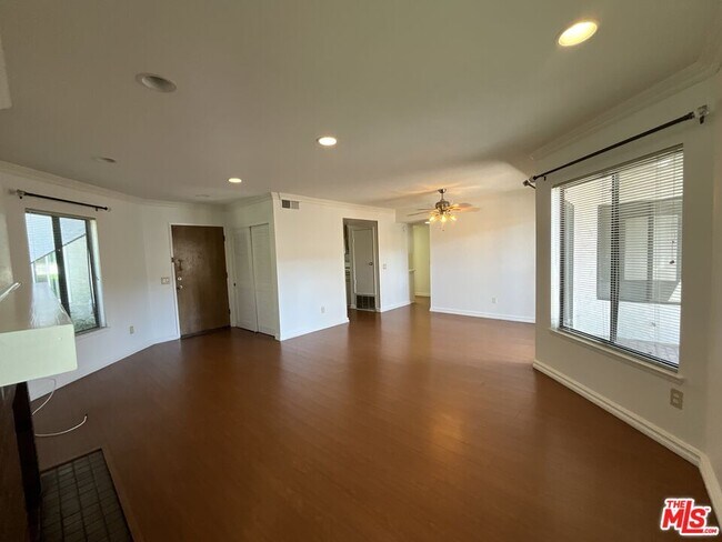 Foto del edificio - 9 Willowcrest Ln