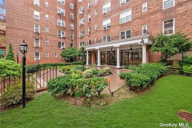 Foto del edificio - 105-24 63rd Dr