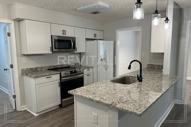 Building Photo - Stunning 4 Bed/2 Bathroom Home in West Mob...