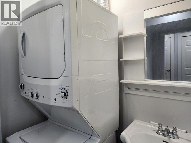 Photo du bâtiment - 120B 120b Ave