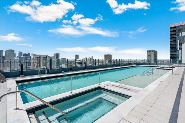 Foto del edificio - 121 NE 5th St