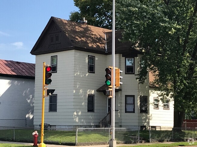 Building Photo - 931 7th St S