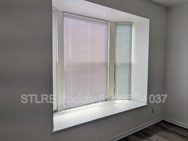 Foto del edificio - 2707 Russell Blvd