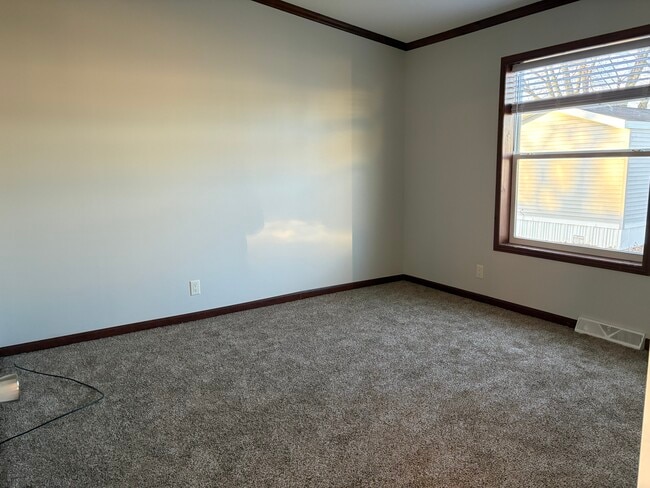 Building Photo - 2121 Four Seasons Dr