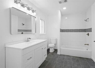 Building Photo - 15040 Broadmoor St