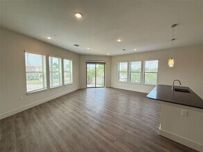 Building Photo - 641 W Crosstimbers St