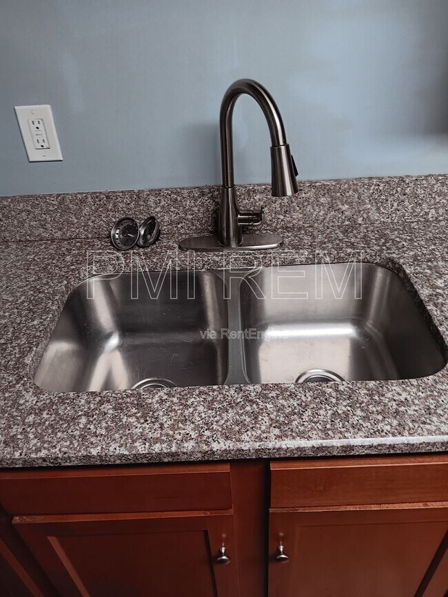 Foto del edificio - 16025 Van Aken Blvd