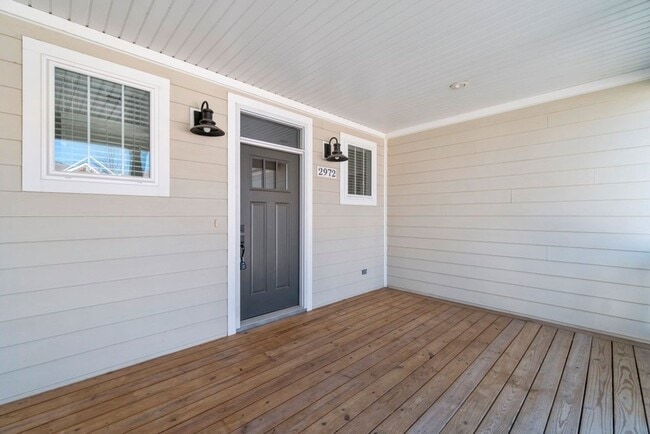 Building Photo - BEAUTIFUL Neighborhood Home!