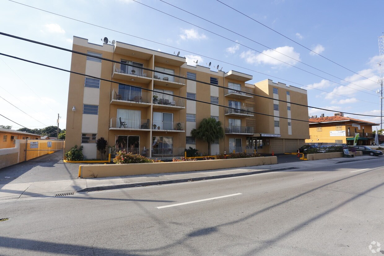 Foto del edificio - Sunset Bay Apartments
