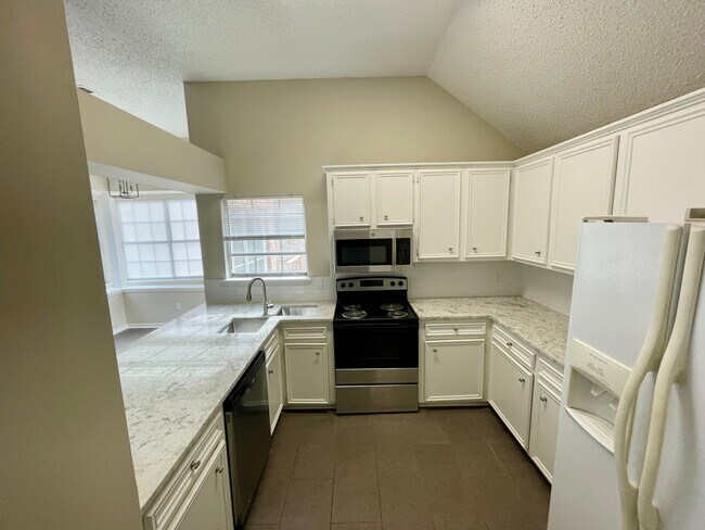 Building Photo - 3/2 townhouse for rent in Brandon 047!