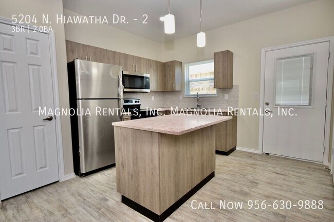 Building Photo - 5204 N Hiawatha Dr
