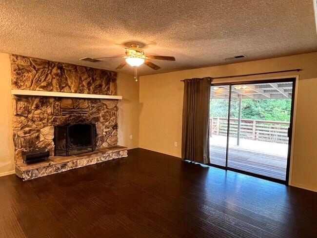 Building Photo - 3075 Royce Dr