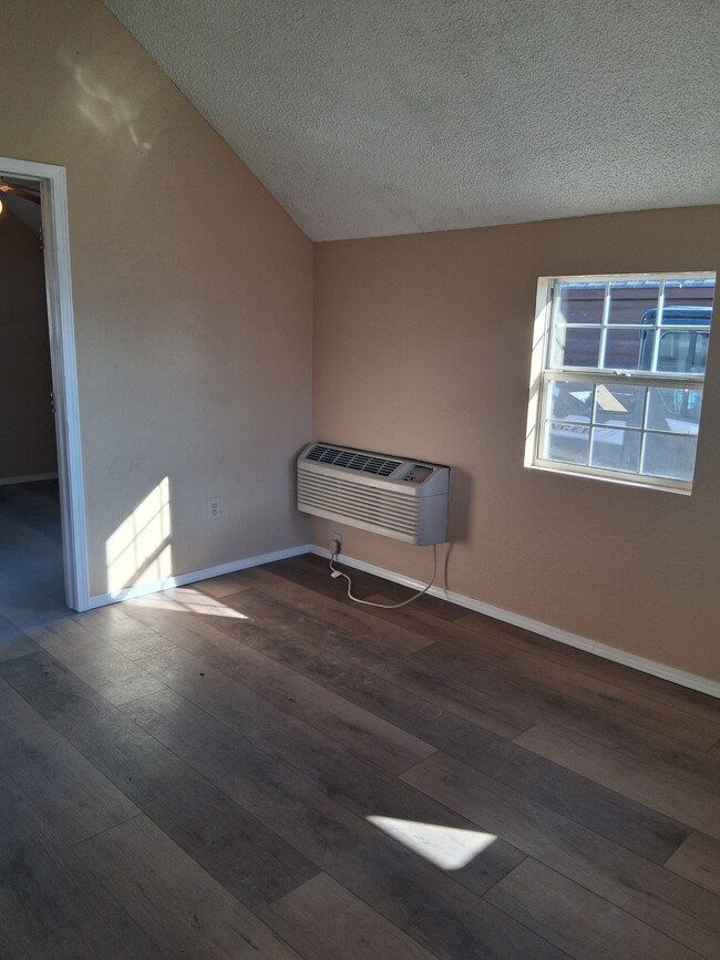 Building Photo - 65400 E 250 Rd