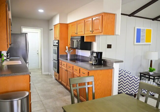 Building Photo - 611 Balboa Dr