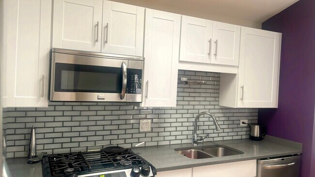 Building Photo - 341 Le Parc Cir