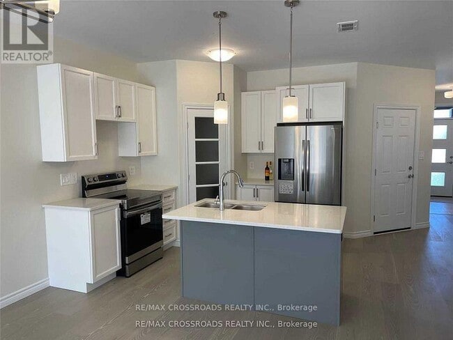 Building Photo - 22 Athabaska Dr