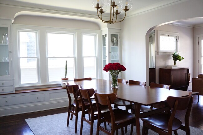 Foto del edificio - 10010 Burton Ave