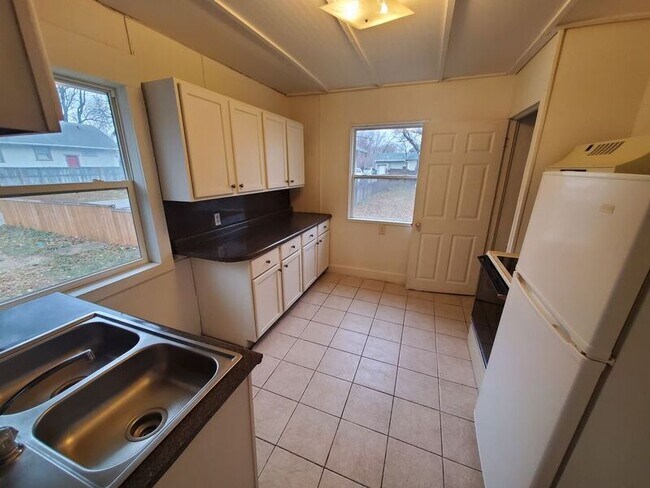 Building Photo - 1420 Goddard Ct