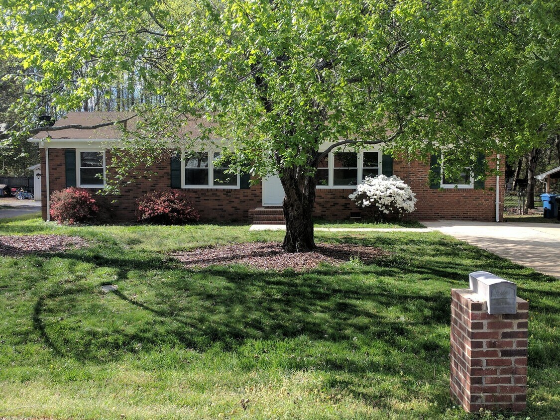 Primary Photo - Ranch Home in Matthews!