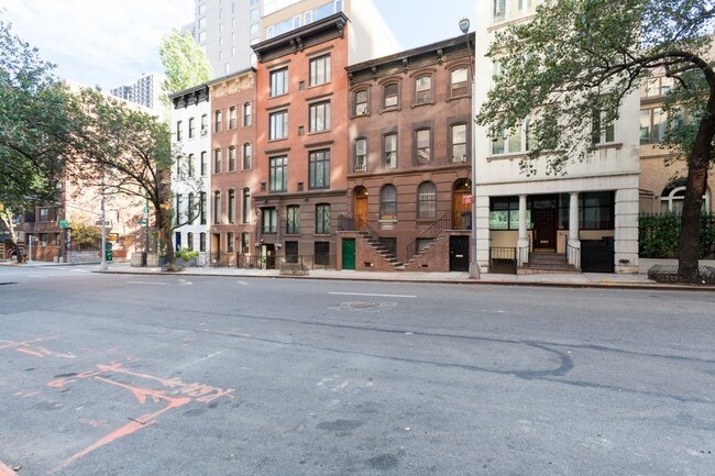 Building Photo - 206 E 35th St