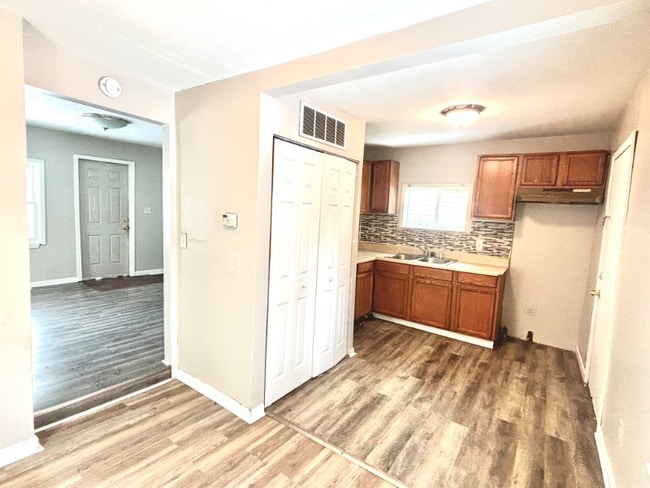 Building Photo - 1763 Giant St