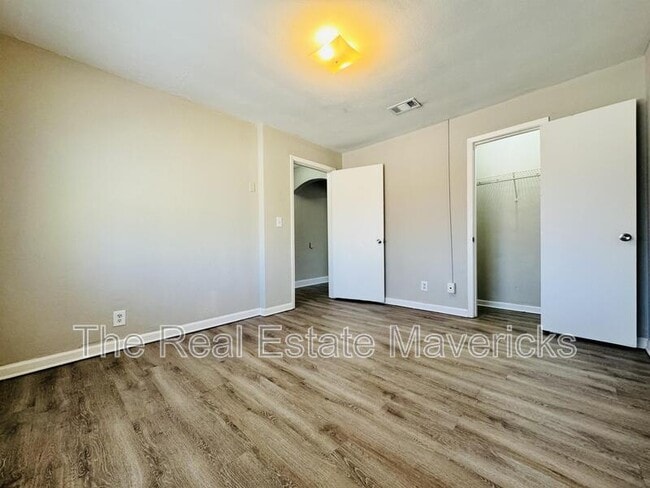 Building Photo - 5601 Belaire Dr