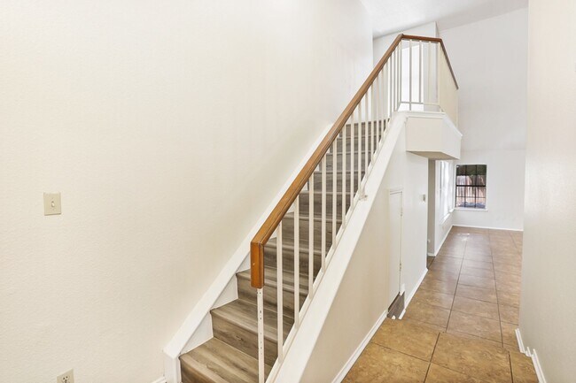 Building Photo - Charming Home Awaits: Spacious & Modern Li...