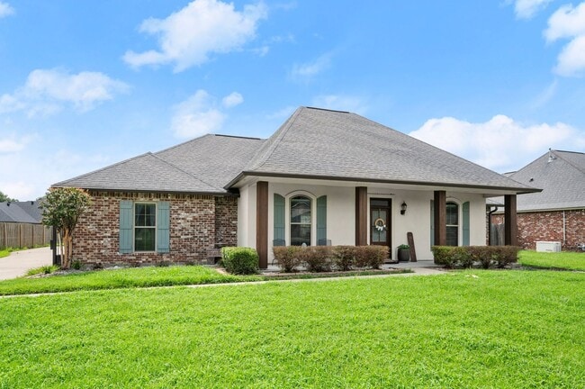 Building Photo - Custom 4 bedroom 3 bath open triple split ...