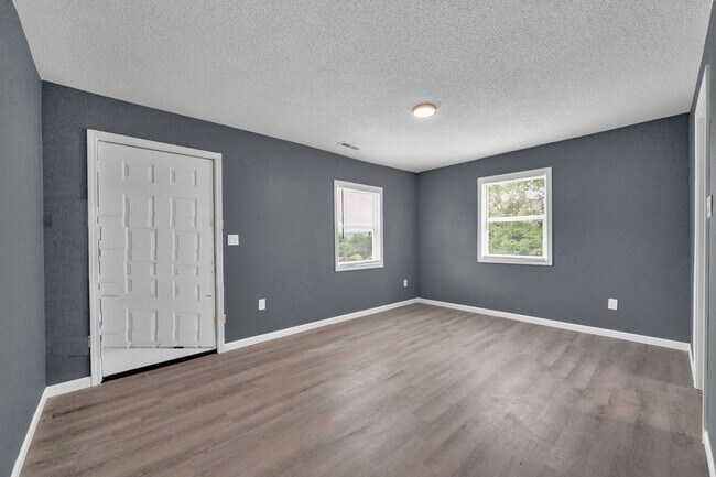 Foto del edificio - 2 Bed 1 Bath Completely renovated apt - appliances/water provided $900