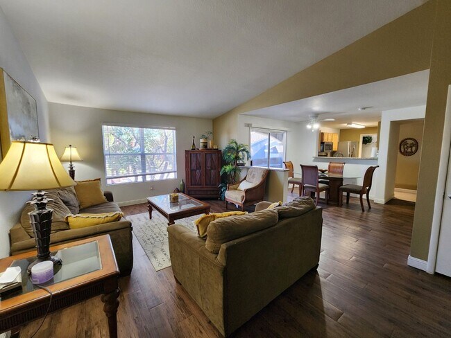 Foto del edificio - Gated 2 Bedroom Condo - Furnished