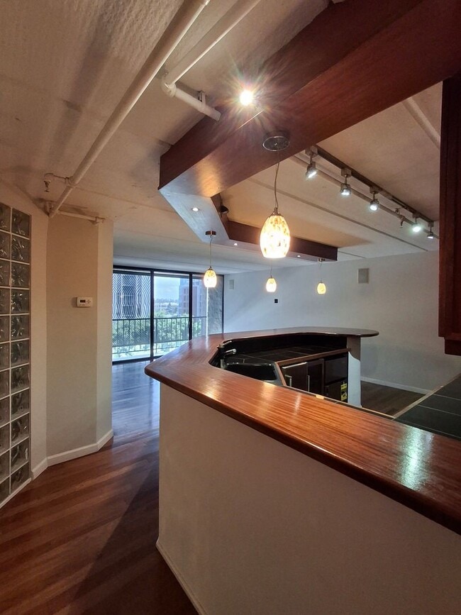 Building Photo - Downtown 1-Bedroom Condo w/ Central AC and...