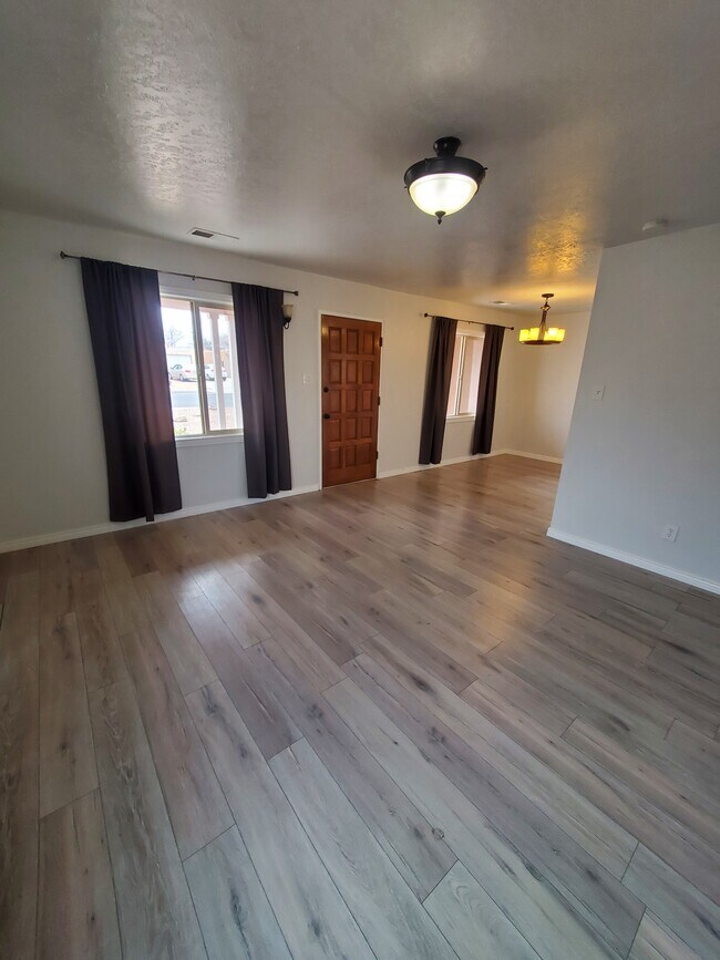 Building Photo - 709 La Veta Dr NE