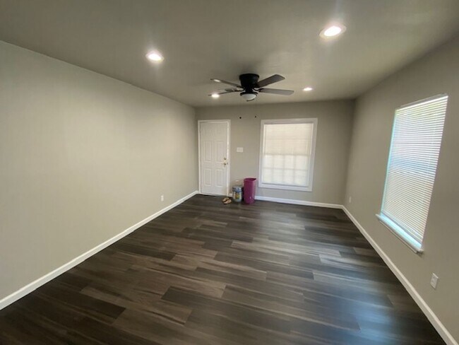 Foto del edificio - 1419 Lindsey St