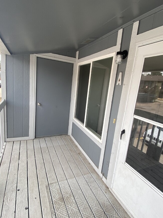 Building Photo - Newly renovated 2 bed/1 bath with views!