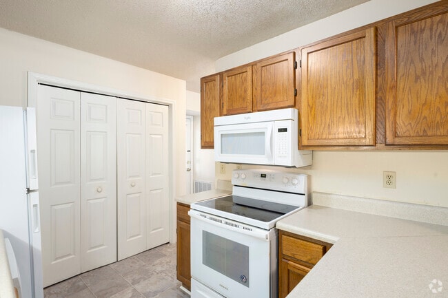 2BR, 1.5BA - 996SF - Kitchen - Archdale