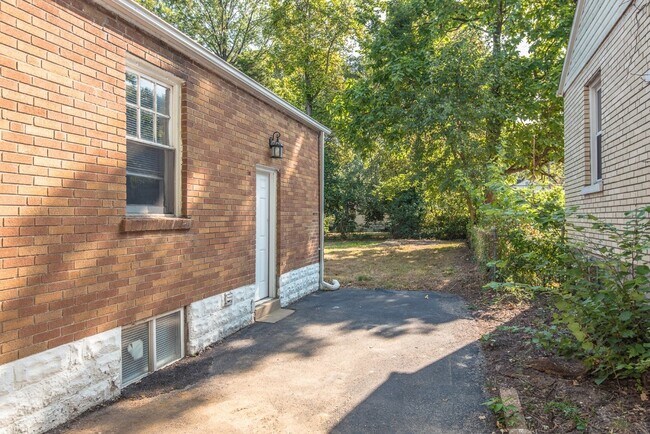 Foto del edificio - 320 Henquin Dr